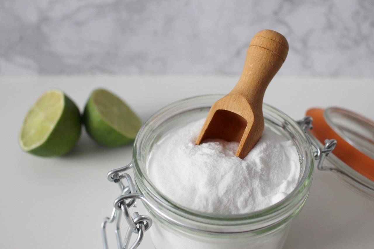 Another powerful natural deodorizer that can eliminate smells from clothes is baking soda